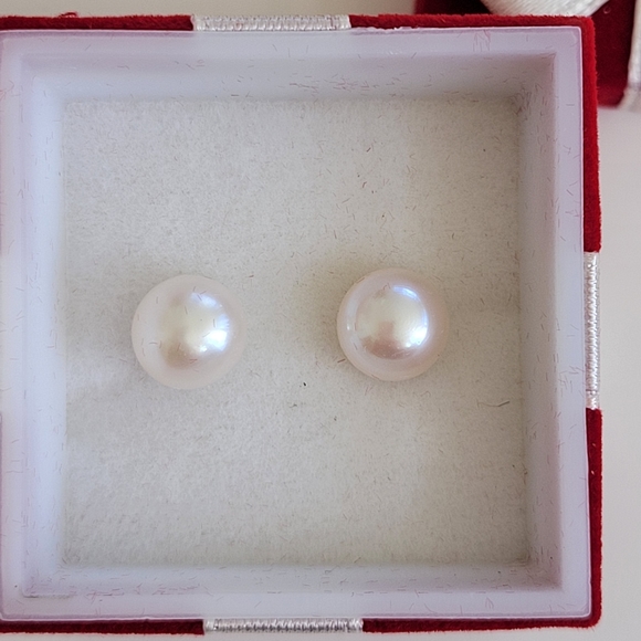 Avon | Freshwater Pearl Earrings in Present Gift Box - Picture 2 of 6